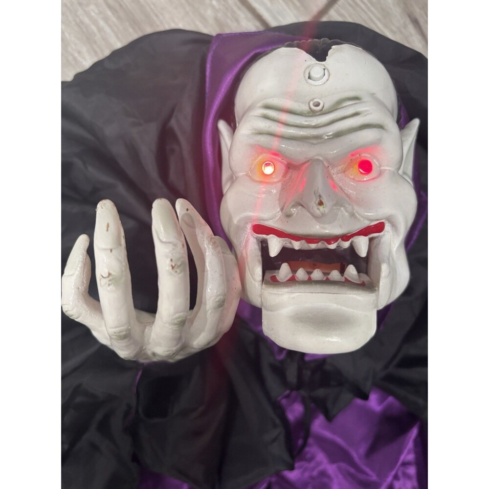 Vtg Gemmy Lunging Vampire In Action Door  Animated Figure in Box 2002 See Detail - Picture 3 of 16